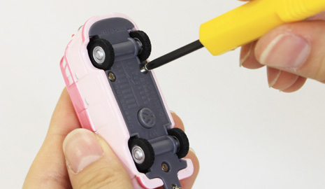 電池交換はカンタン!本体裏面の3つのネジをプラスのドライバーで外します。