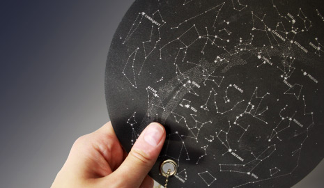 星座表をモチーフにした「STAR MAP」のうちわを見ながら、夏の夜空を楽しもう!